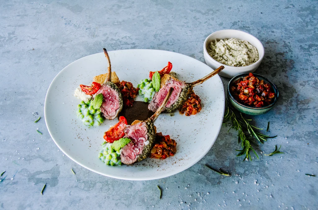 Carré-dagneau,-petits-pois,-tartare-légumes-et-tomates-confites-2