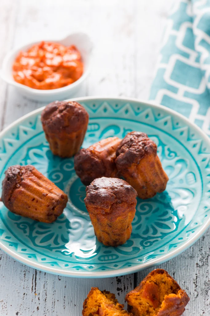 Mini canelés salés tomates confites et tomatade