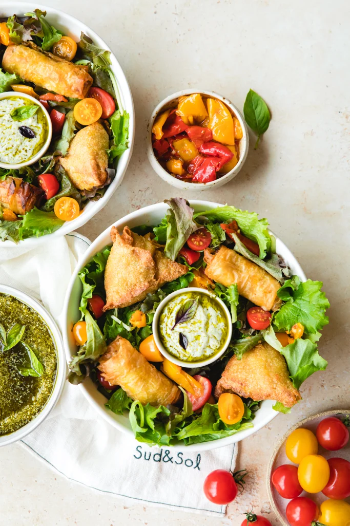 Salade ethnique, croustillants façon nems et samoussas, pesto et poivrons grillés