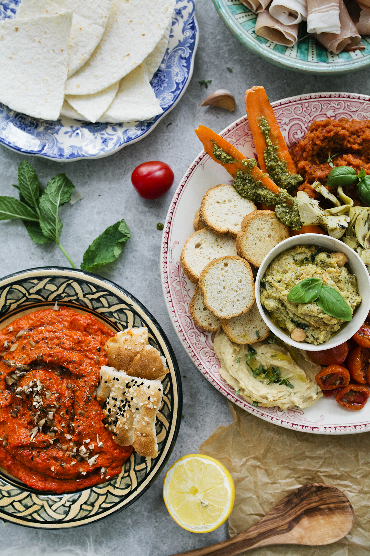 sudnsol Assiette apéritive poivronade, houmous citron coriandre, pesto, artichauts grillés et tomates cerise confites