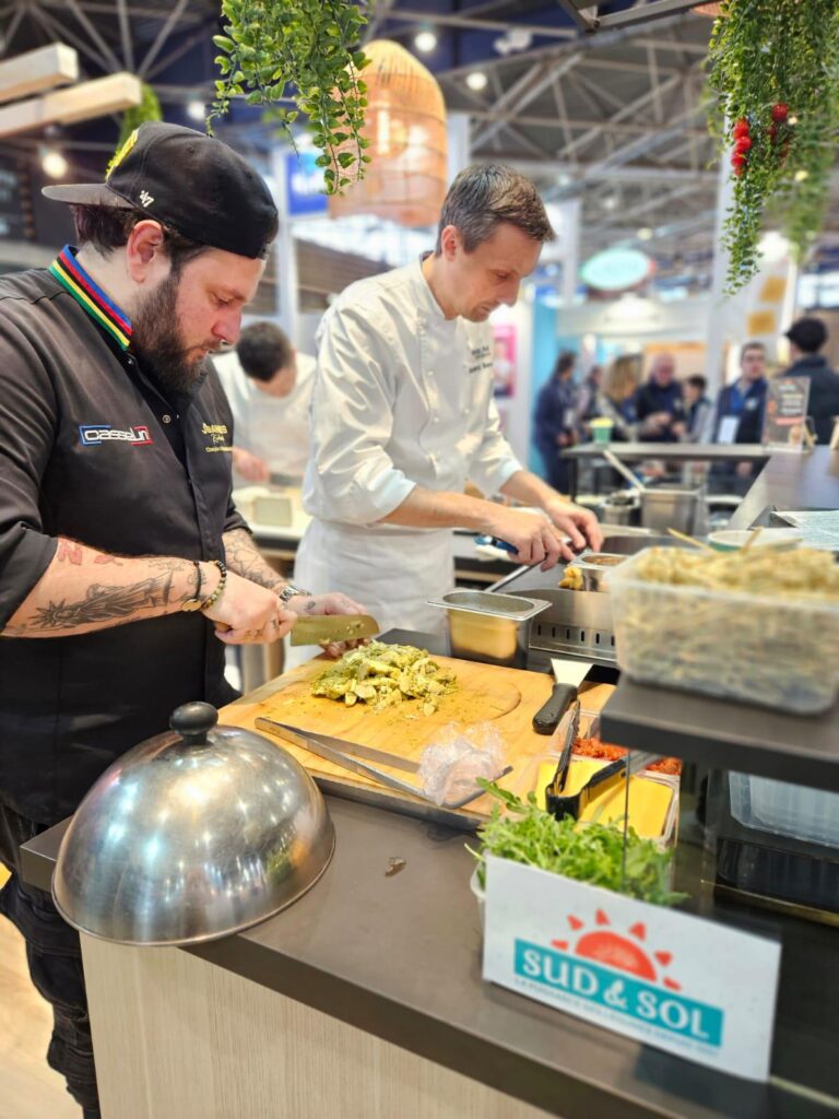 Photo de Johannes Richard Champion du monde de Burger 2023 et Benoit Responsable R&D sur le stand SIRHA 2025 de Sud & Sol