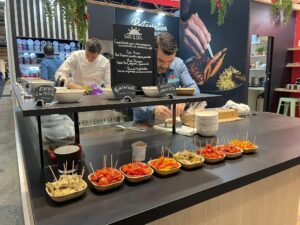 Photo des équipes sur le stand SIRHA