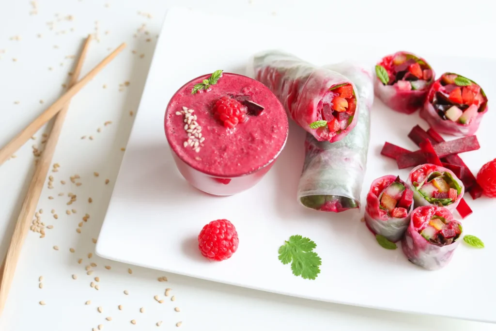 Rouleaux-de-printemps-tartinable-betterave-framboise_-concombre_-carottes-et-betteraves